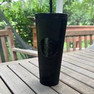 Black Pleated Metallic Plastic Cold Cup – 24 fl oz